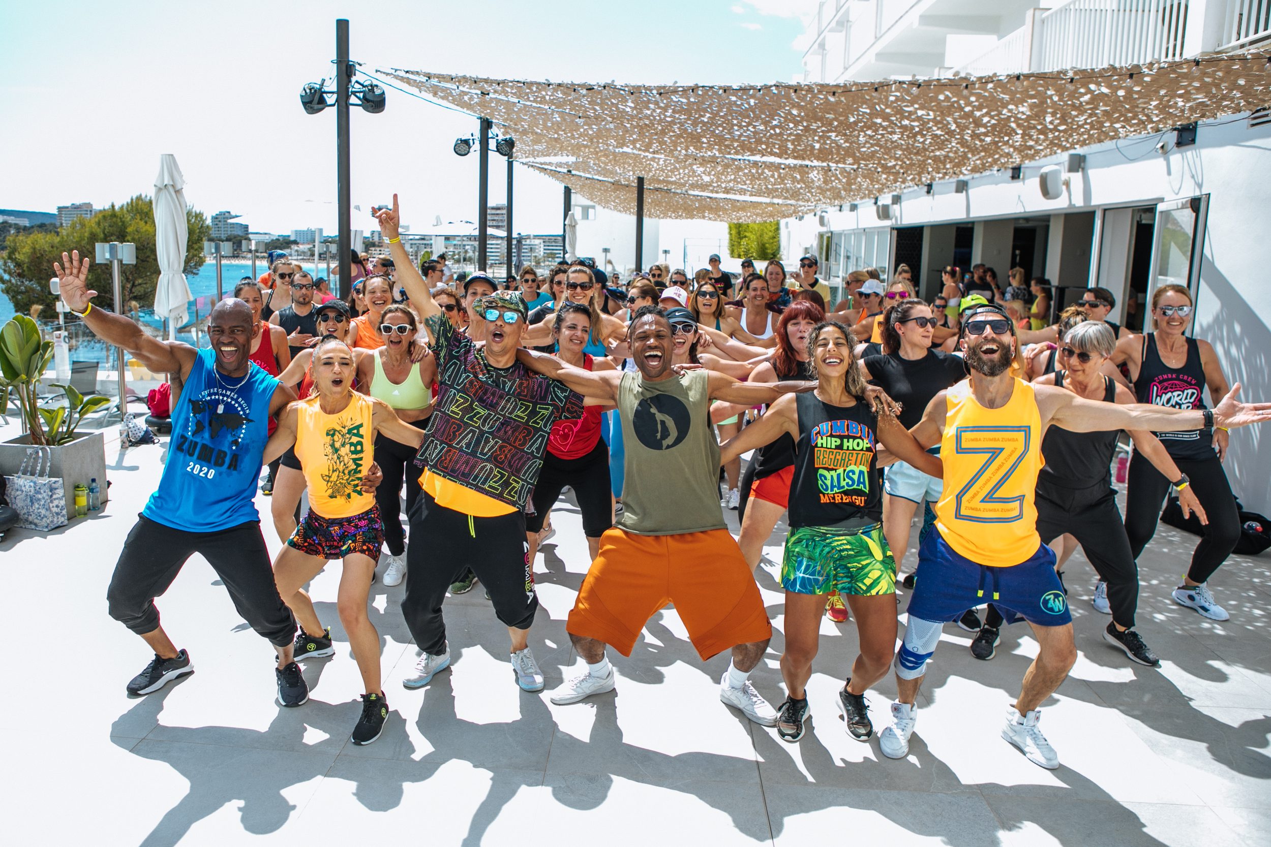 Teilnehmende beim Zumba und Dancing Camp von Perfect Tours auf der Sonnenterrasse in Mallorca